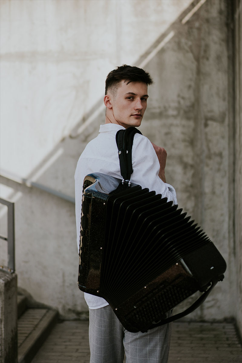 Am 05. Dezember 2025, beschließt der Akkordeon-Spieler Nikodem Sobek die Jazz-Konzertreihe der Jütting-Stiftung