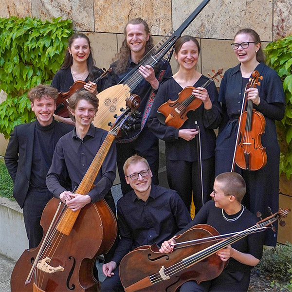 Martin Höhler gestaltet das nächste Stipendiatenkonzert der Jütting-Stiftung am kommenden Sonntag, den 10.05.2026, ab 17 Uhr im Musikforum Katharinenkirche. Doch der Tenor aus Stuttgart kommt nicht allein, sondern bringt sein 7köpfiges Ensemble con:solatio musicae und den Lautenspieler Emanuel Treutwein mit.