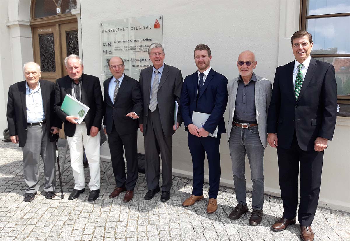 Foto: Prof. Gunter Dufey, Singapor | Heinz-Erhard Woltert, Verden/Aller | Klaus Schmotz, Stendal | Prof. Dr. Wolfgang Patzig, Stendal | Thomas Sounders (Vermögensverwalter, nicht Mitglied im Kuratorium) | Prof. Rolf Mirus, Alberta/Kanada | David Koch (Vermögensverwalter, nicht Mitglied im Kuratorium) -  (von links nach rechts)