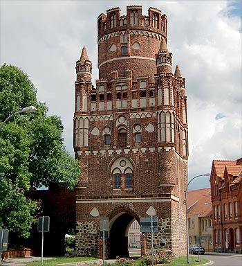 Das mitteralterliche Uenglinger Stadttor.